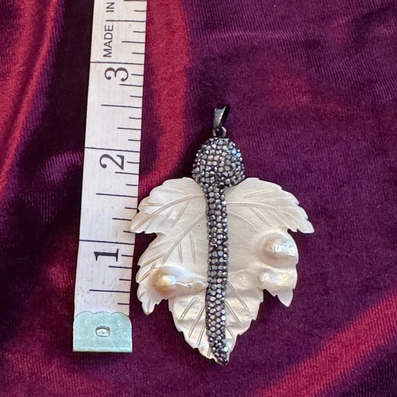Natural freshwater shell leaf pendant NWT - Picture 4 of 7